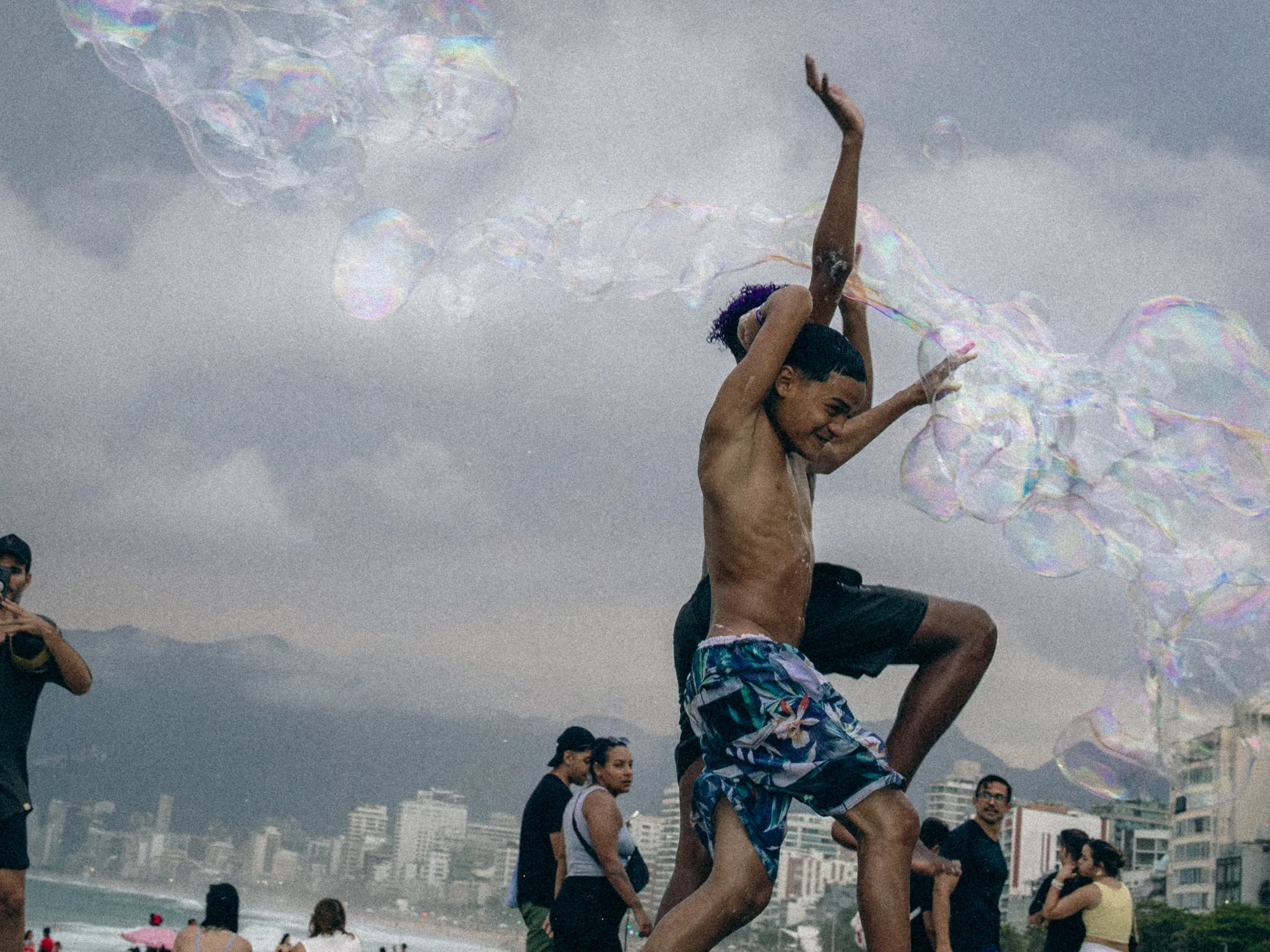 Crianças brincando com bolhas de sabão no Arpoador