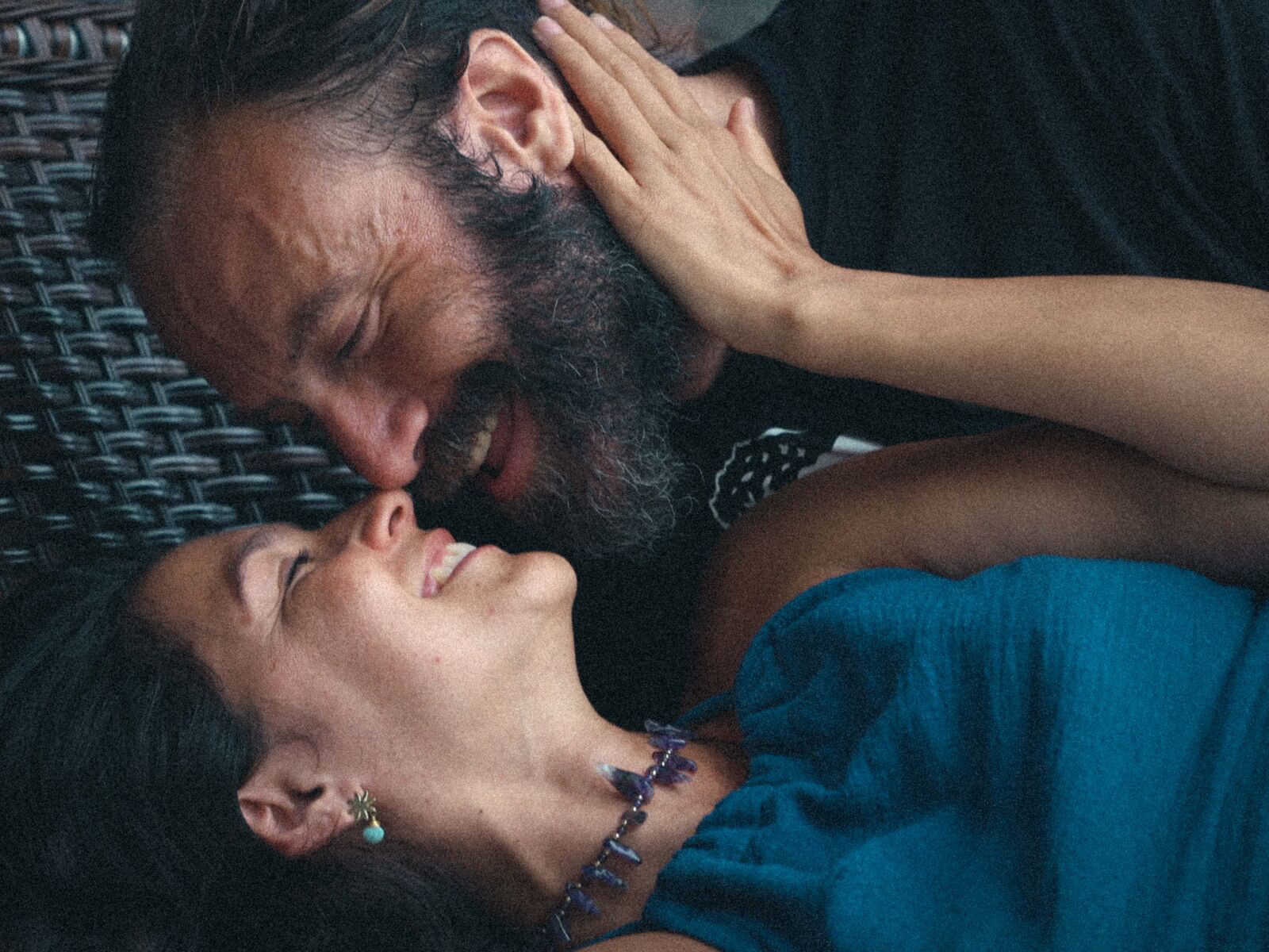 Casal deitado, um beijo na testa